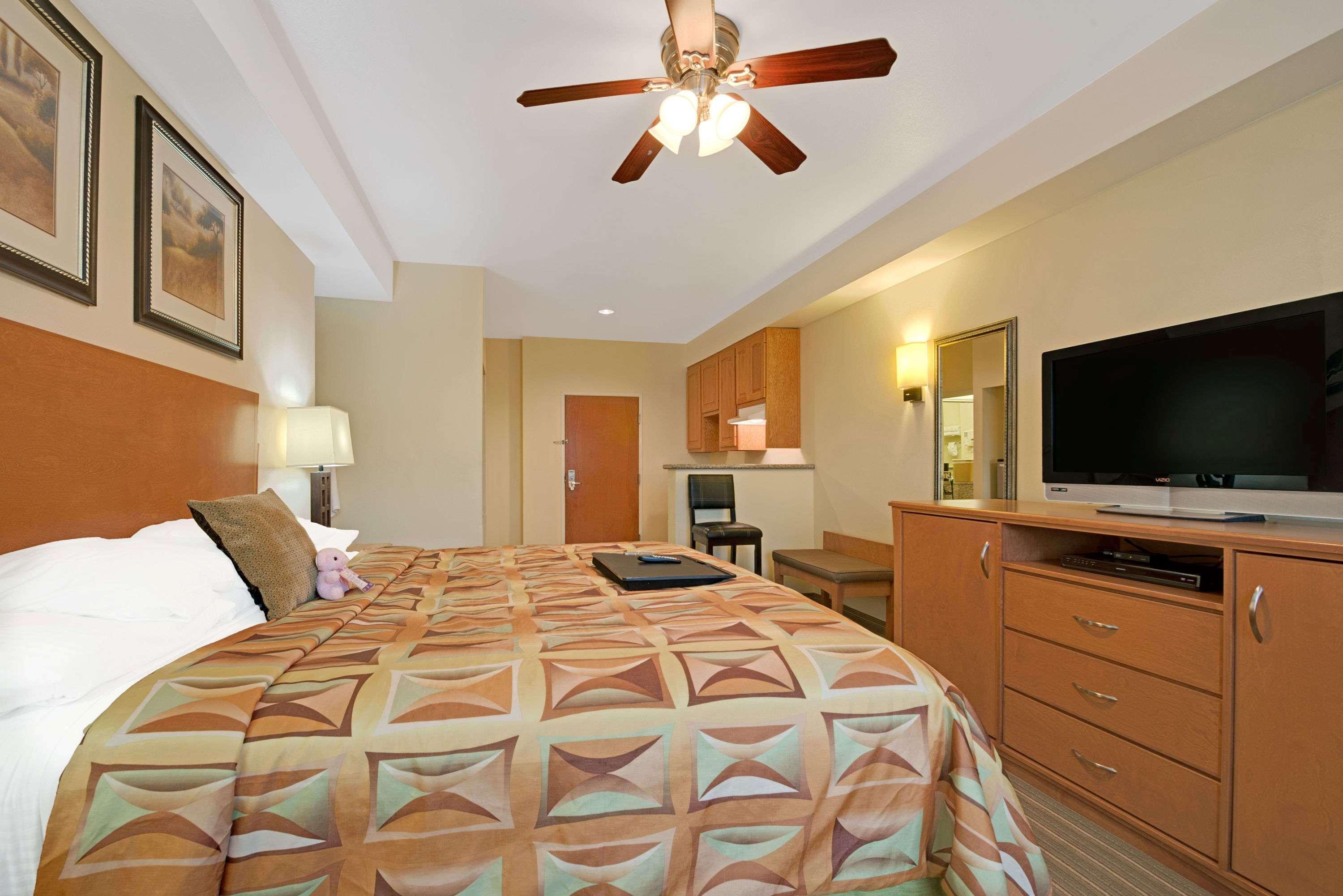 Super 8 By Wyndham Austin/Airport North Hotel ภายนอก รูปภาพ