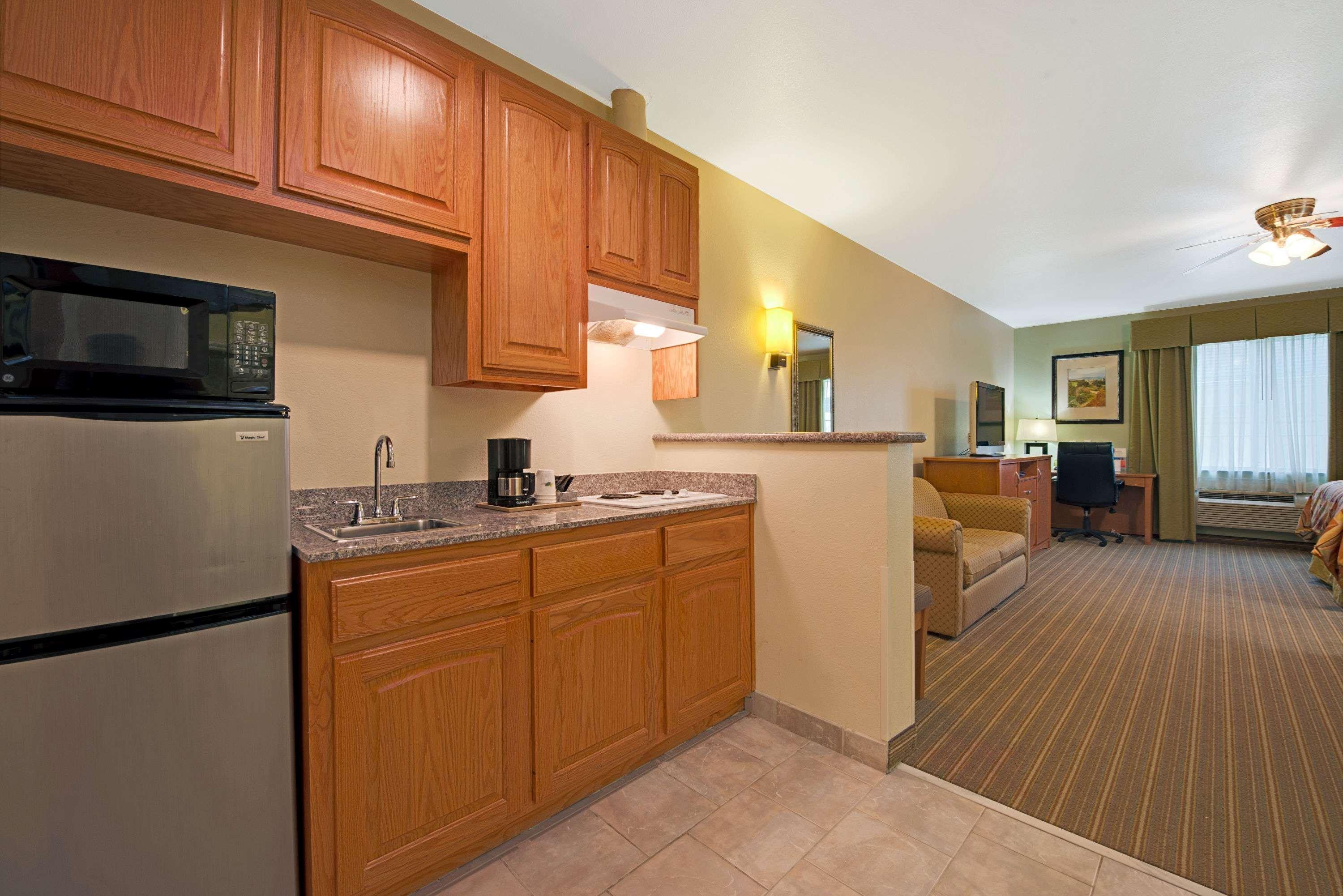 Super 8 By Wyndham Austin/Airport North Hotel ภายนอก รูปภาพ