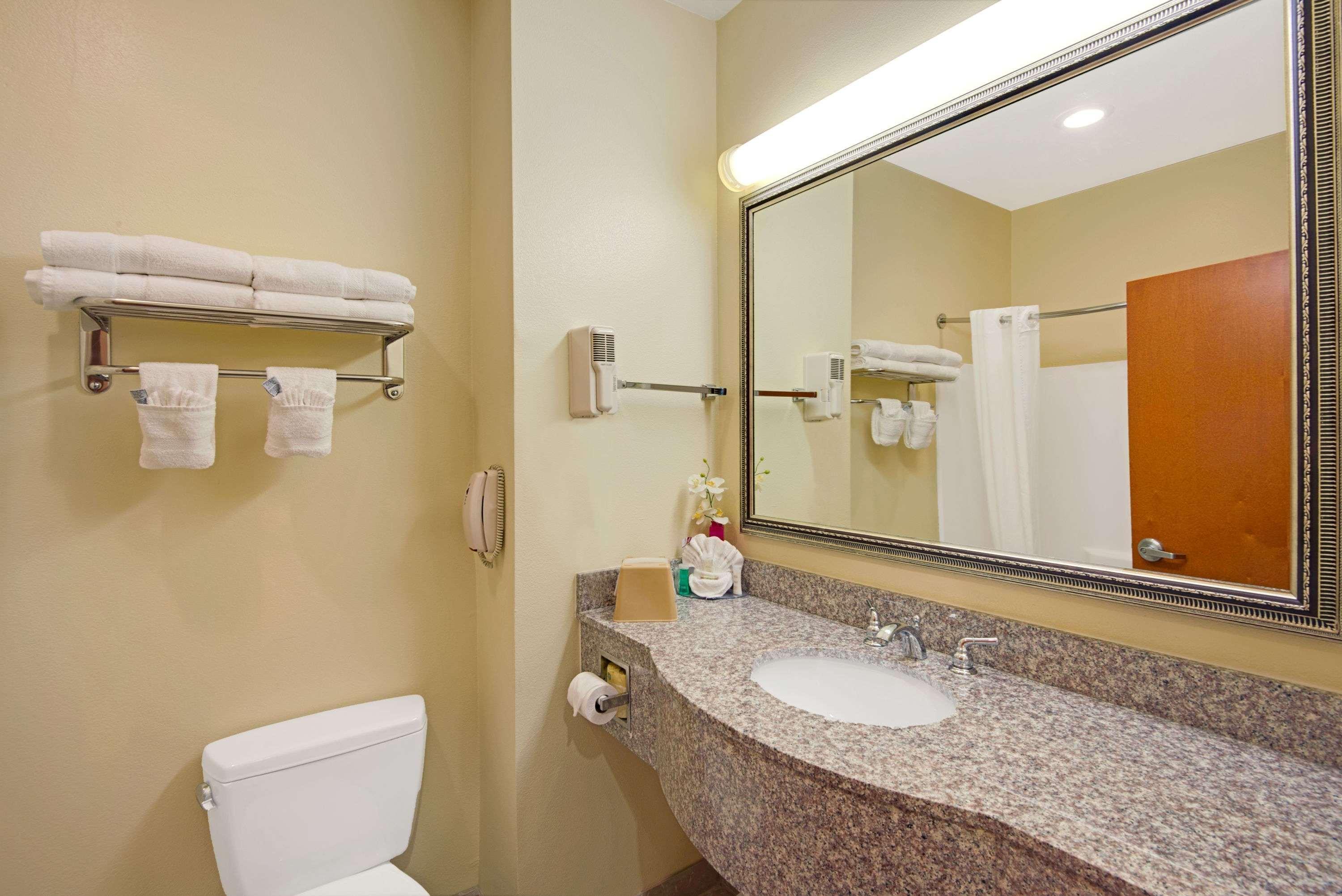 Super 8 By Wyndham Austin/Airport North Hotel ภายนอก รูปภาพ
