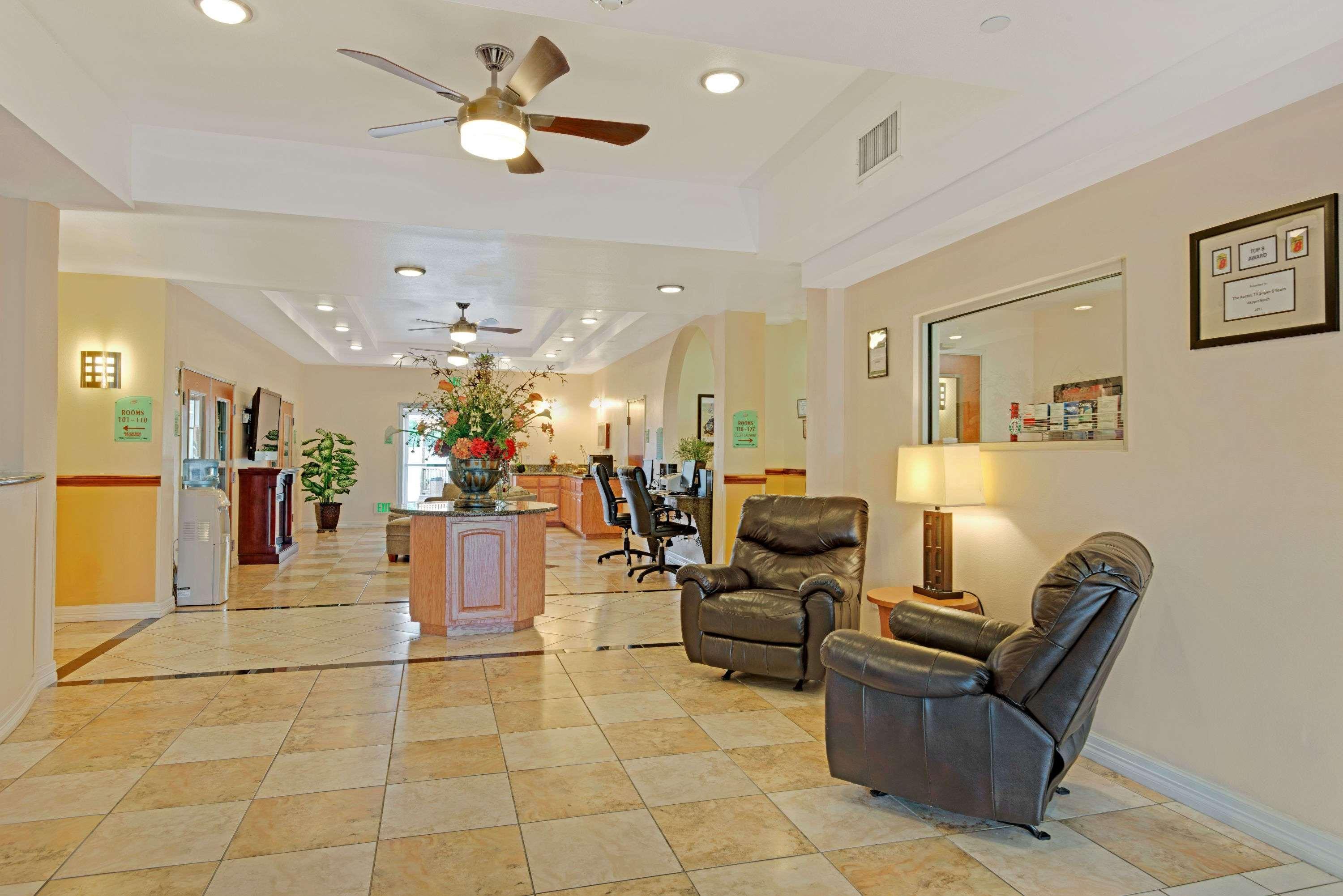 Super 8 By Wyndham Austin/Airport North Hotel ภายนอก รูปภาพ