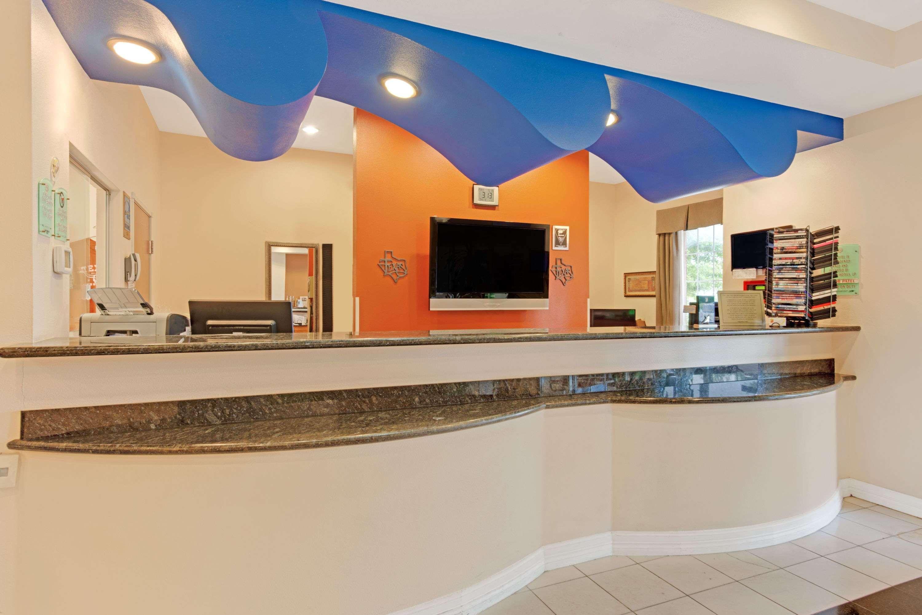 Super 8 By Wyndham Austin/Airport North Hotel ภายนอก รูปภาพ